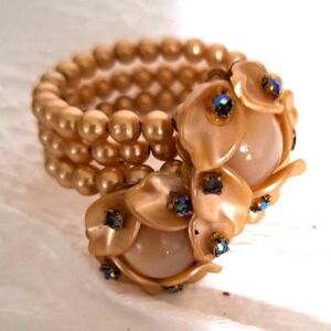 A Women's Vintage Costume Jewelry Bracelet Memory Wire Faux Pearl Grannycore.